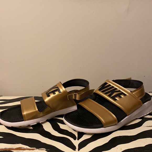 Gold Nike sandals - Picture 3 of 3